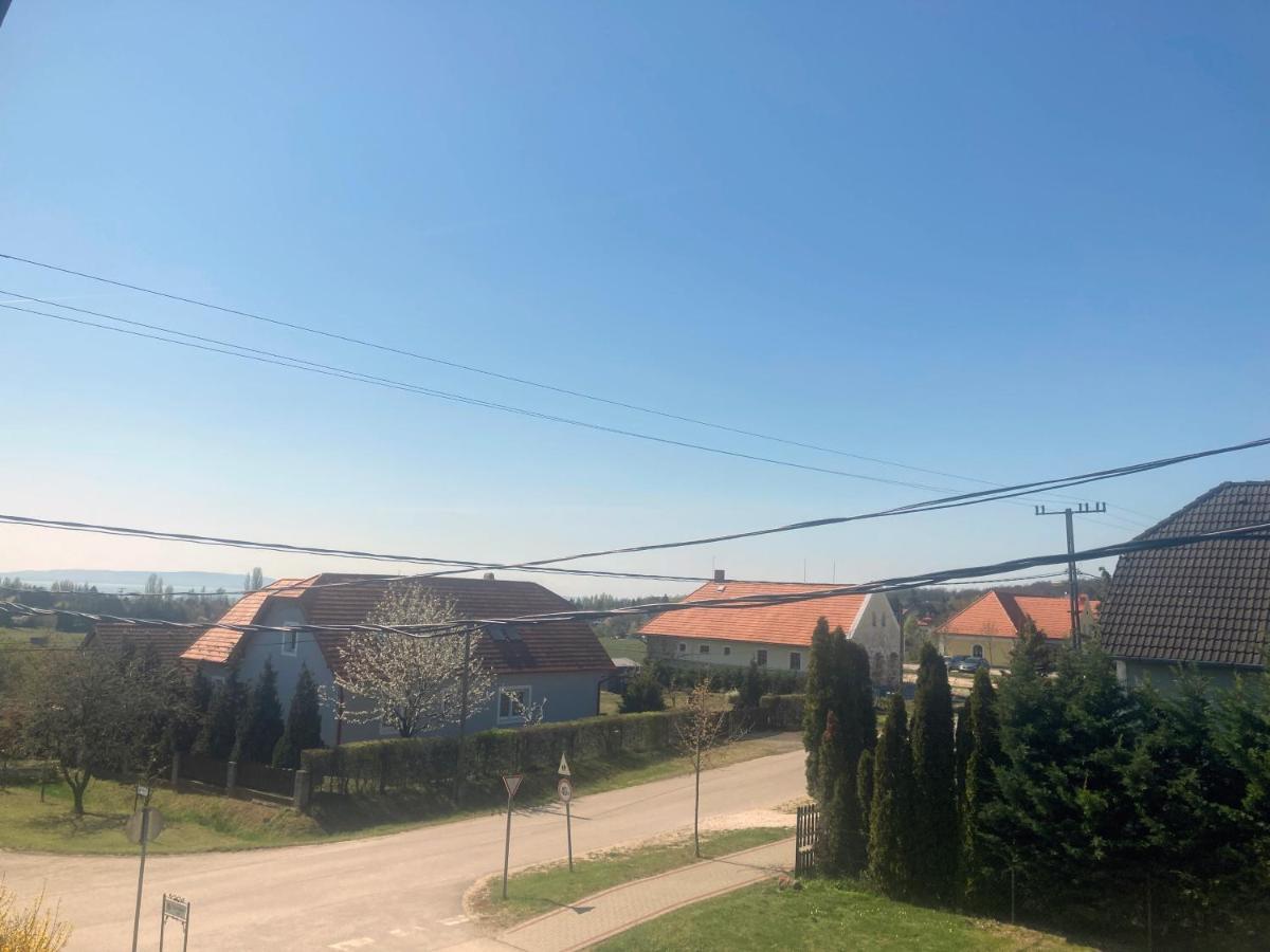Karadi Apartman Zánka Eksteriør billede